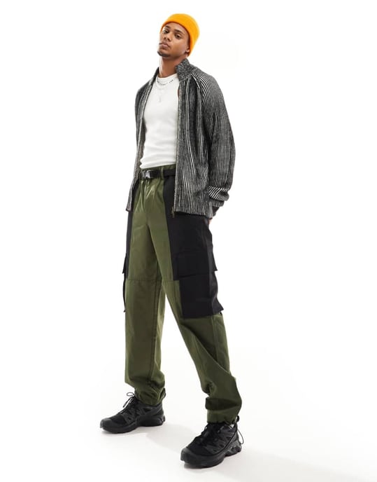 ASOS DESIGN baggy cargobyxa i khaki och svart med färgblockering och bälte i nylon - Image 4