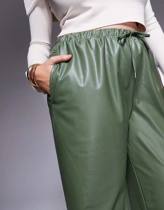 ASOS DESIGN Curve läderlook midjeband vida byxor i grön - Image 2