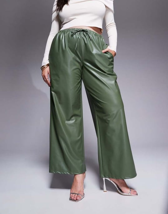 ASOS DESIGN Curve läderlook midjeband vida byxor i grön - Image 3