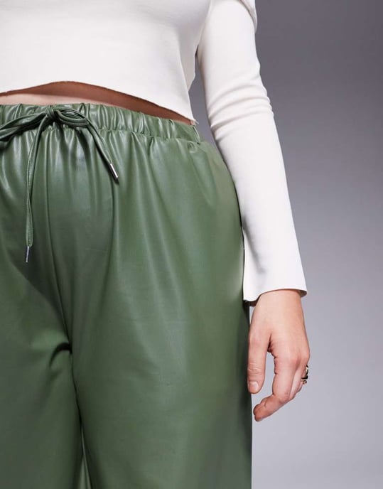 ASOS DESIGN Curve läderlook midjeband vida byxor i grön - Image 4