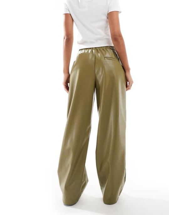 ASOS DESIGN fusk läder byxor med vida ben i olivgrön - Image 2