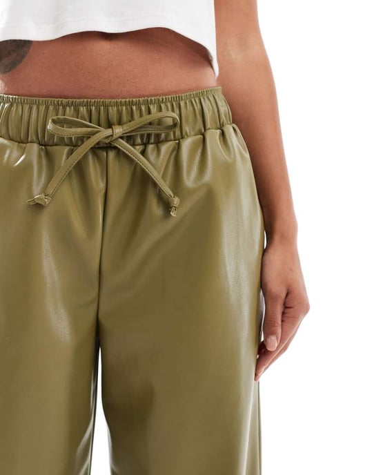 ASOS DESIGN fusk läder byxor med vida ben i olivgrön - Image 4