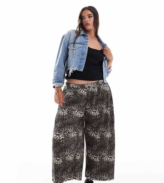 ASOS DESIGN Curve plisserade vida byxor culottes i djurmönster - Image 1