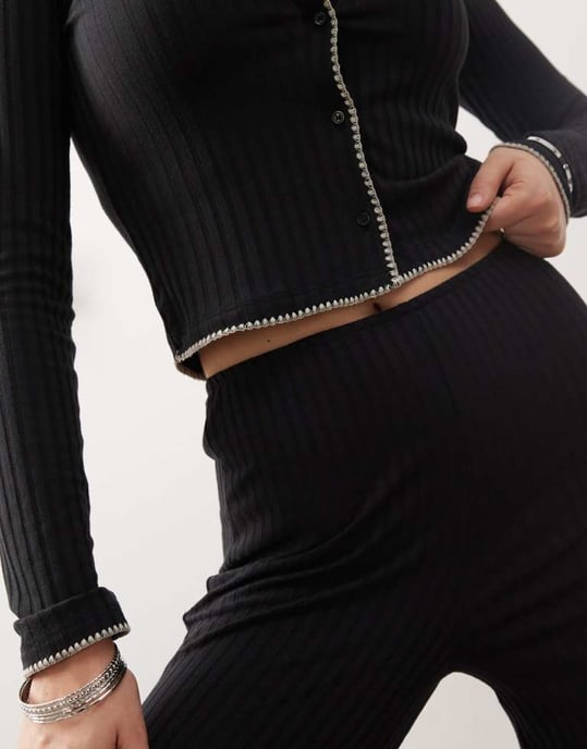 Miss Selfridge vida byxor med kantstickning i svart - Image 3