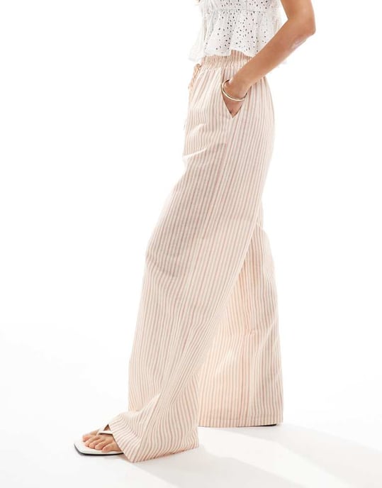 ASOS DESIGN byxa med knytmidja och vida ben i brunt och krämfärgad rand av linne - Image 4