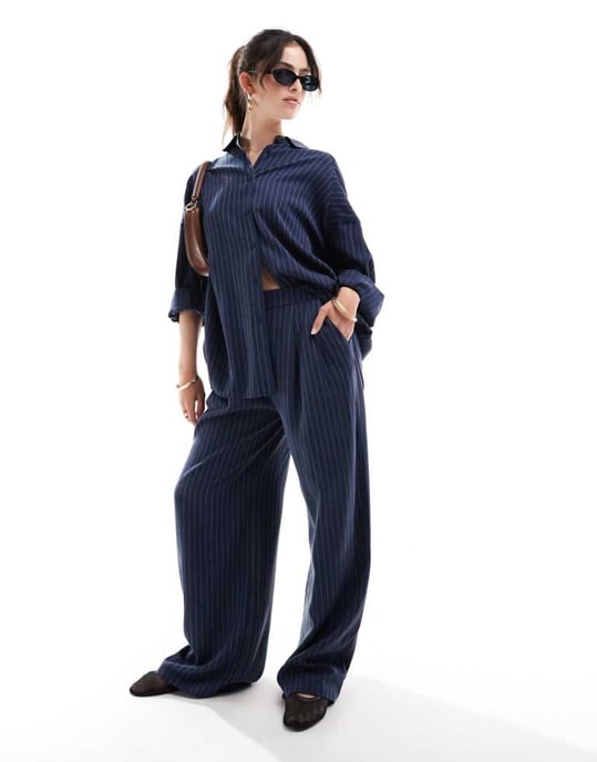 ASOS DESIGN vida ben byxor med resår i midjan i marinrandig - Image 1