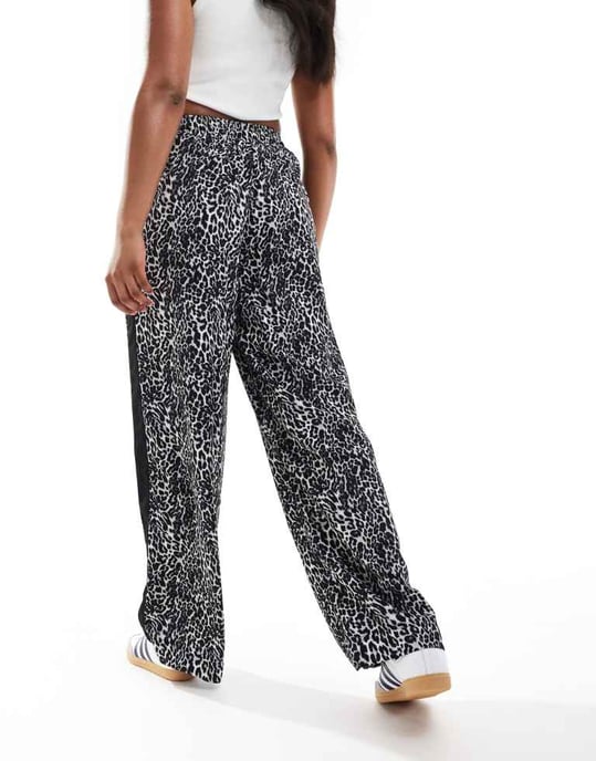 ASOS DESIGN byxor med elastisk midja och kontrasterande panel i monokromt djurmönster - Image 2