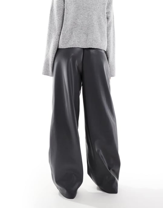ASOS DESIGN fusk läder vida byxor med resår i kolgrå - Image 2