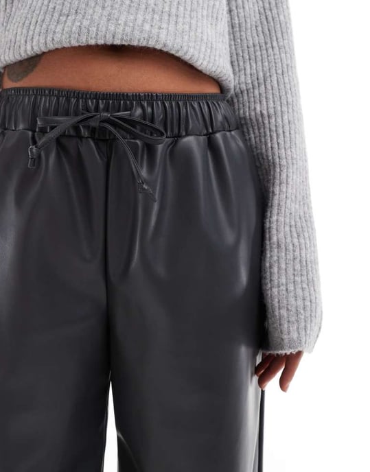 ASOS DESIGN fusk läder vida byxor med resår i kolgrå - Image 4