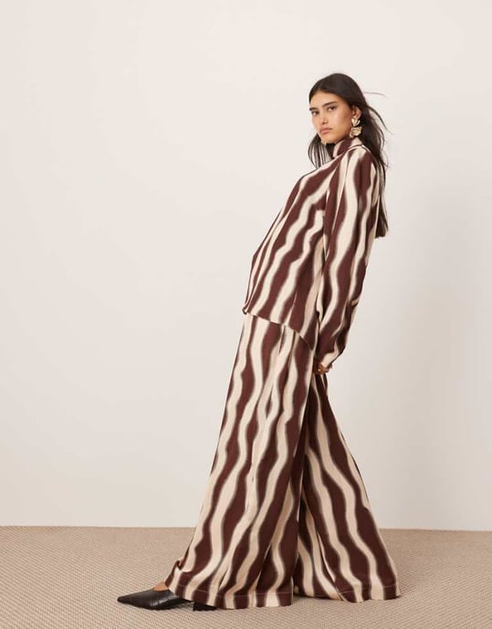 ASOS EDITION supervid byxa med dragsko i midjan i choklad vågmönster - Image 1