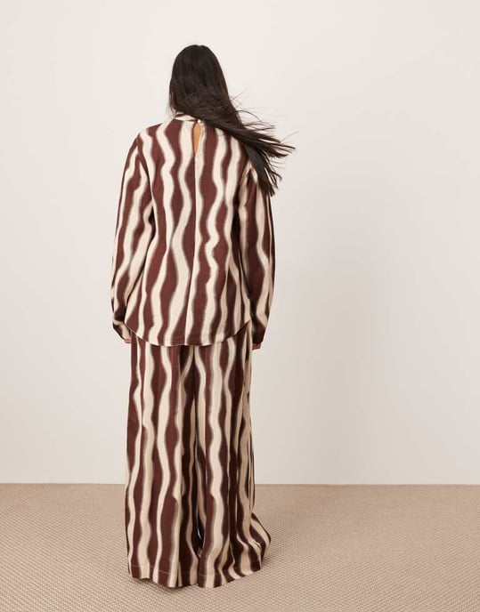 ASOS EDITION supervid byxa med dragsko i midjan i choklad vågmönster - Image 2