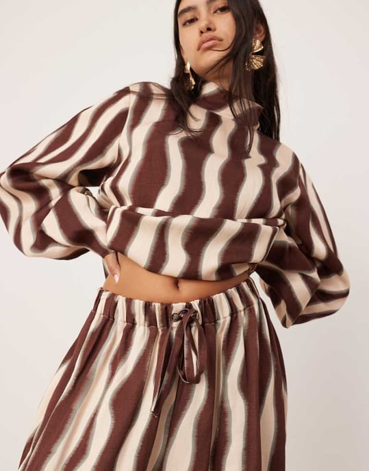 ASOS EDITION supervid byxa med dragsko i midjan i choklad vågmönster - Image 3