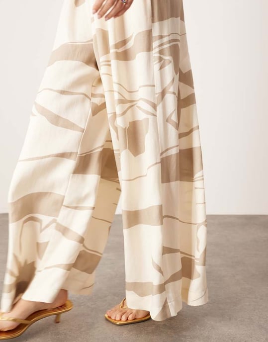 ASOS EDITION super bred byxa med elastisk midja i abstrakt mönster - Image 4