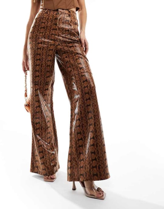 ASOS DESIGN läderlook vida byxor i djurmönster - Image 3