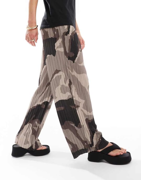 Vero Moda Tall plisserade vida byxor i brun abstrakt mönster - Image 2