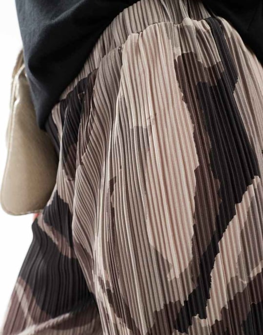 Vero Moda Tall plisserade vida byxor i brun abstrakt mönster - Image 3