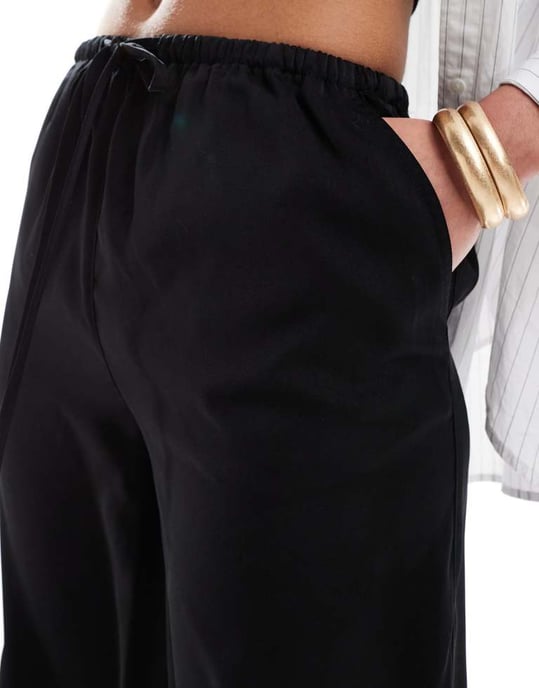 ASOS DESIGN Lång satinkjol i svart - Image 4