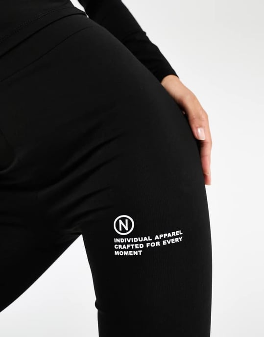 Nicce mara co-ord leggings i svart med placeringstryck - Image 2