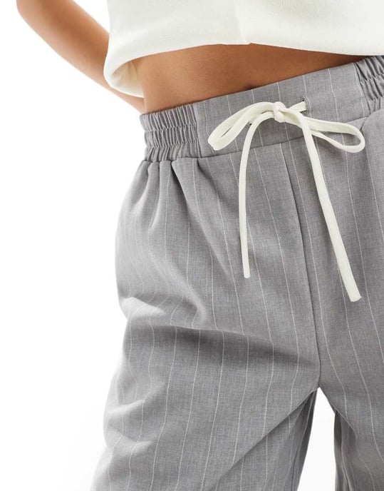 ASOS DESIGN Petite byxor med resår i midjan och kontrastpanel i grå rand - Image 3