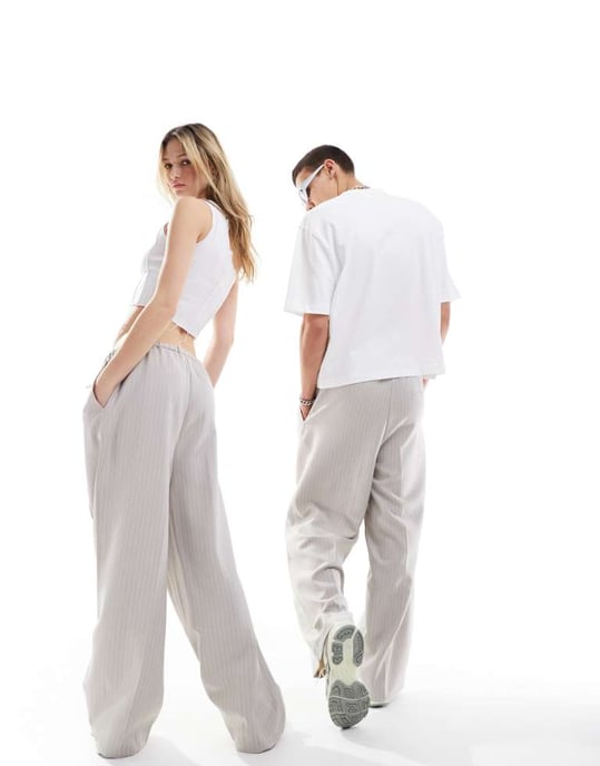 COLLUSION Unisex formella joggers i grå rand - Image 3