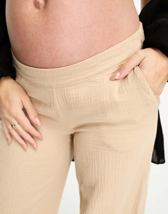Vero Moda Maternity strukturerade mjuka byxor i krämfärg - Image 4
