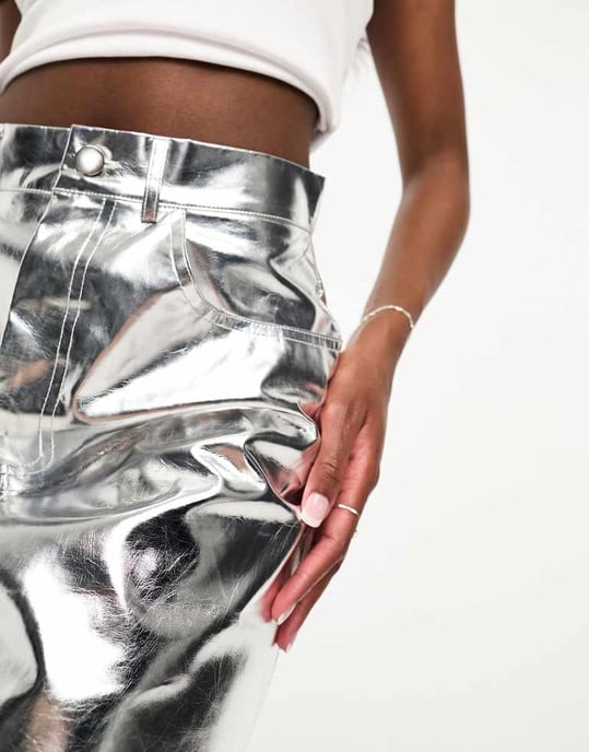 In The Style x Perrie Sian metallisk minikjol i silver - Image 4