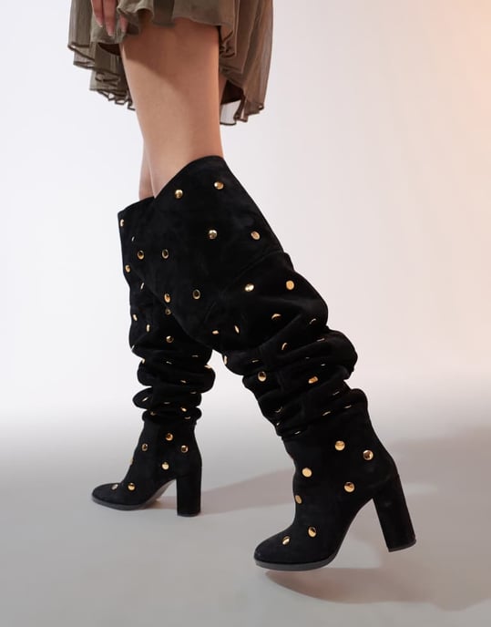 ASOS DESIGN Kung premium mocka knähöga stövlar med gulddetaljer i svart - Image 4
