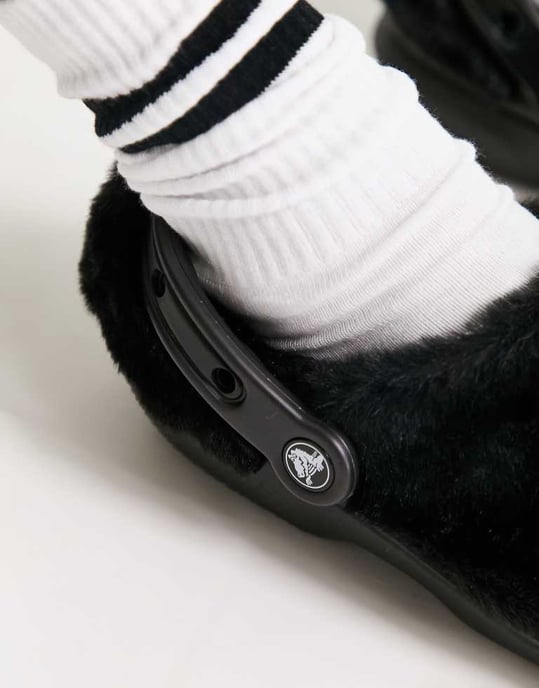 Crocs klassiska pälsfilttofflor i svart - Image 2