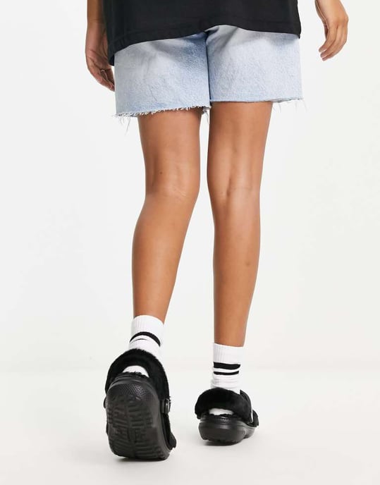 Crocs klassiska pälsfilttofflor i svart - Image 3