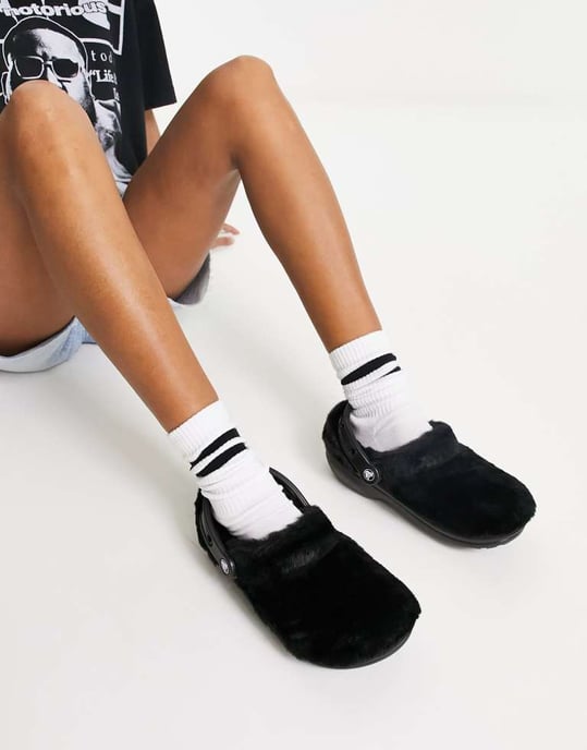 Crocs klassiska pälsfilttofflor i svart - Image 4