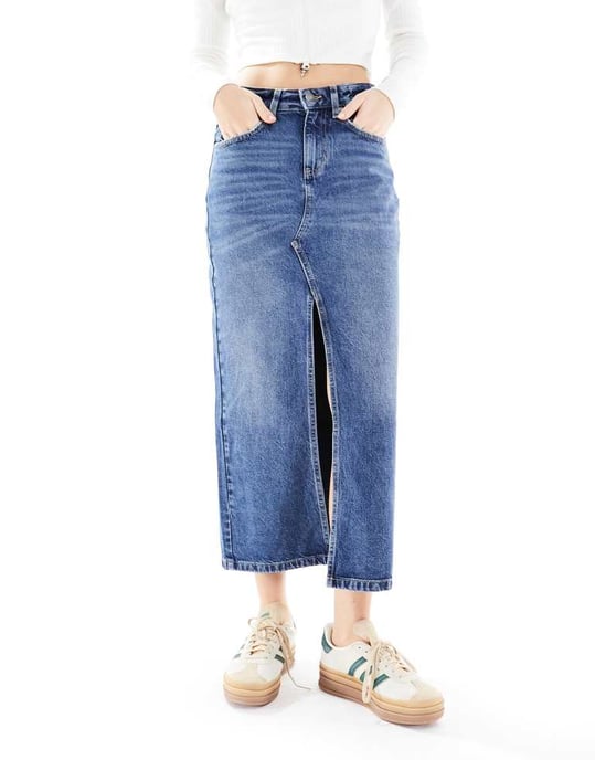 Cotton On 90-tals split-front denim midi-kjol i blå tvätt - Image 4