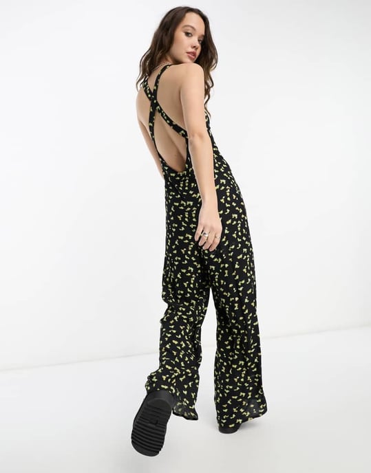 Återvunnen vintage ärmlös jumpsuit i svart blommönster - Image 4