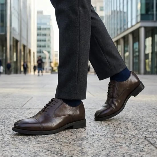 Bruine klassieke Oxford-schoenen met neuskap en vetersluiting voor heren. - Image 3
