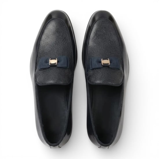 Herenschoenen in zwart met textuur aan de voorkant en iconische gesp met strik - Image 5