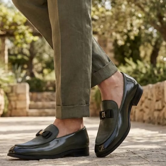 Olijfgroene herenloafers met textuur aan de voorkant en iconische gesp en strik. - Image 3
