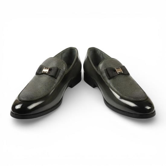 Olijfgroene herenloafers met textuur aan de voorkant en iconische gesp en strik. - Image 4