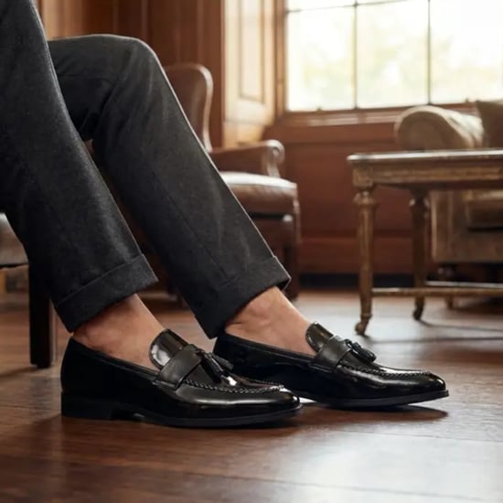 Herenschoenen in zwart met kwastjes, hoogglanzend lakleer, imitatieleer. - Image 4