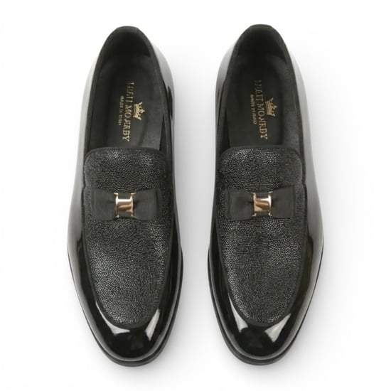 Marineblauwe loafers met textuur aan de voorkant en iconische gesp. - Image 4