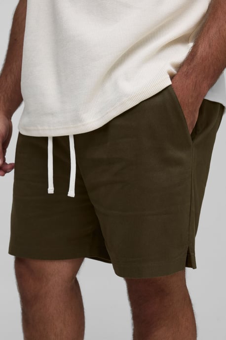 Plus Elasticated Waist Baggy Fit Split Hem Shorts - Image 3