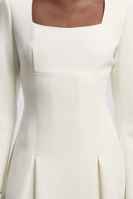 Compact Stretch Sweetheart Neckline Midi Dress - Image 4