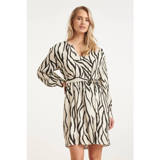 Smashed Lemon Knielange jurk met zebra print en ceintuur in off-white en zwart | - Image 3
