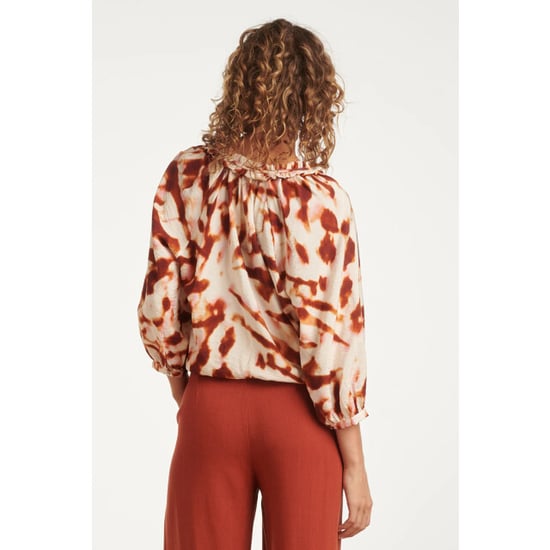 Smashed Lemon Blouse met tie-dye look en ruches in bruin en roze | - Image 5