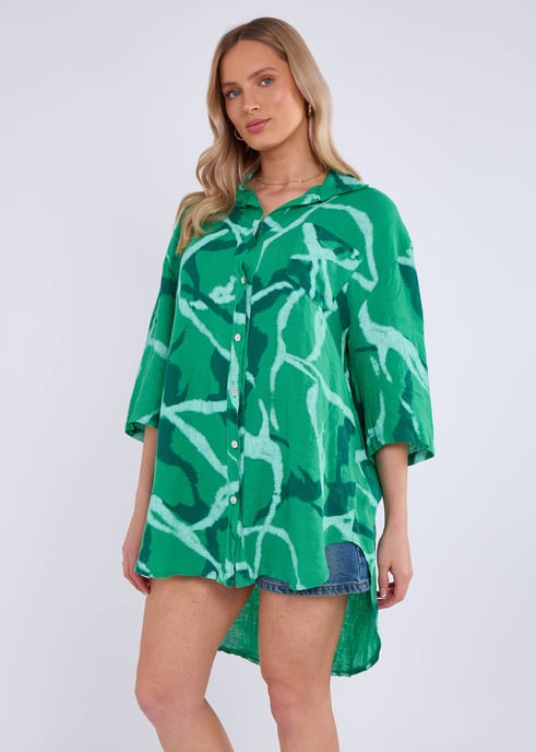 Groene linnen mini-shirtjurk met abstracte print - Image 2