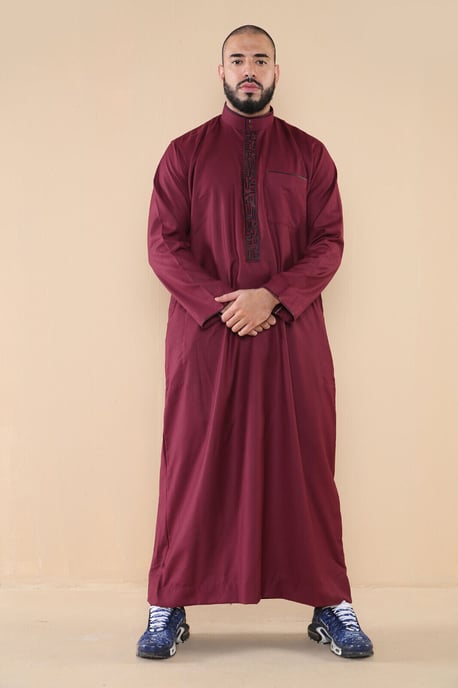 Mens Wine Thobe Jubba Emirati Islamic Arabic Eid Embroidery Kaftan Jubbah Robe - Image 1