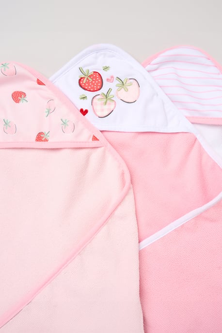 3 Pack Strawberry Hooded Towels - Image 3