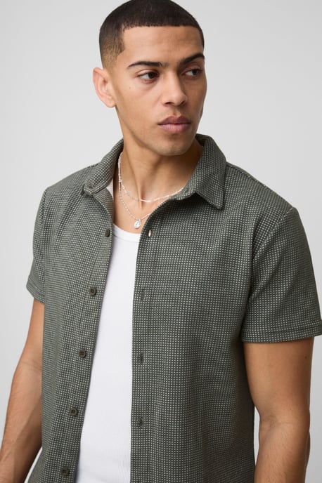 Slim Short Sleeve Collared Shirt & Comfort Pintuck Short - Image 3