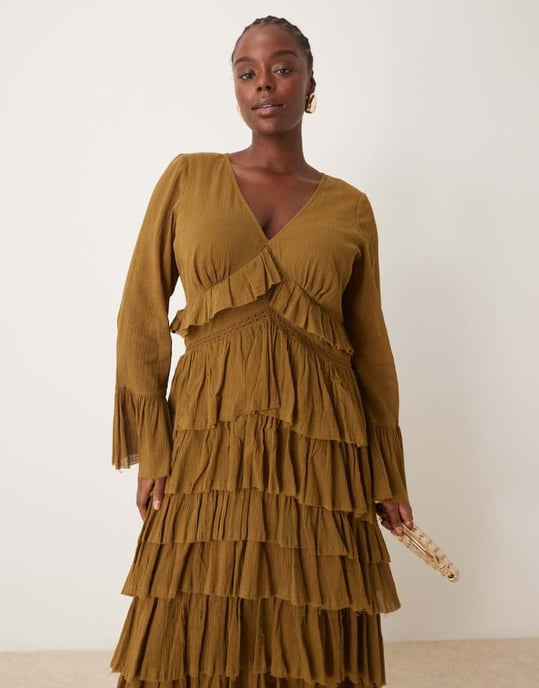 ASOS DESIGN Curve v-ringad maxikjol med lager-på-lager skir och spetsdetalj i olivgrön - Image 3