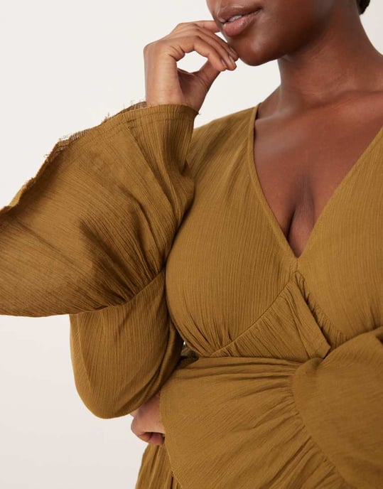 ASOS DESIGN Curve v-ringad maxikjol med lager-på-lager skir och spetsdetalj i olivgrön - Image 4