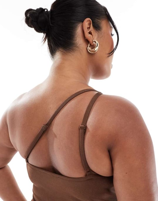 ASOS DESIGN Curve bandageklänning med en axel och öppnen rygg i choklad - Image 2
