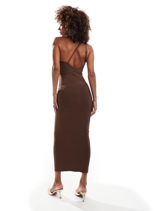 ASOS DESIGN bandage enaxlad midiklänning med öppen rygg i choklad - Image 4
